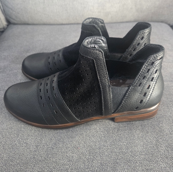 NAOT Rivotra Black Leather Ankle Boots Size 39 (8.5) - Picture 2 of 7